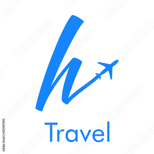 Logotipo Travel con letra h dibujada a mano con silueta de avión en color azul