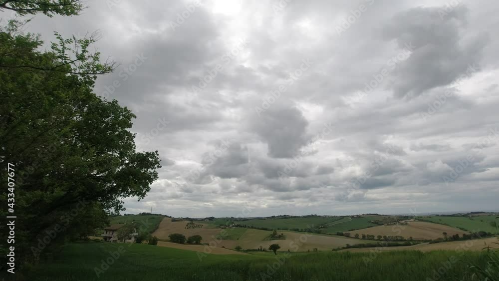 timelaspe campagna e nuvole in 4k timelaspe campagna e nuvole in 4k