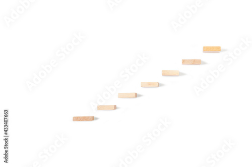 Bloques de madera formando una escalera sobre un fondo blanco liso y asilado. Vista de frente. Copy space. Concepto: Desarrollo photo