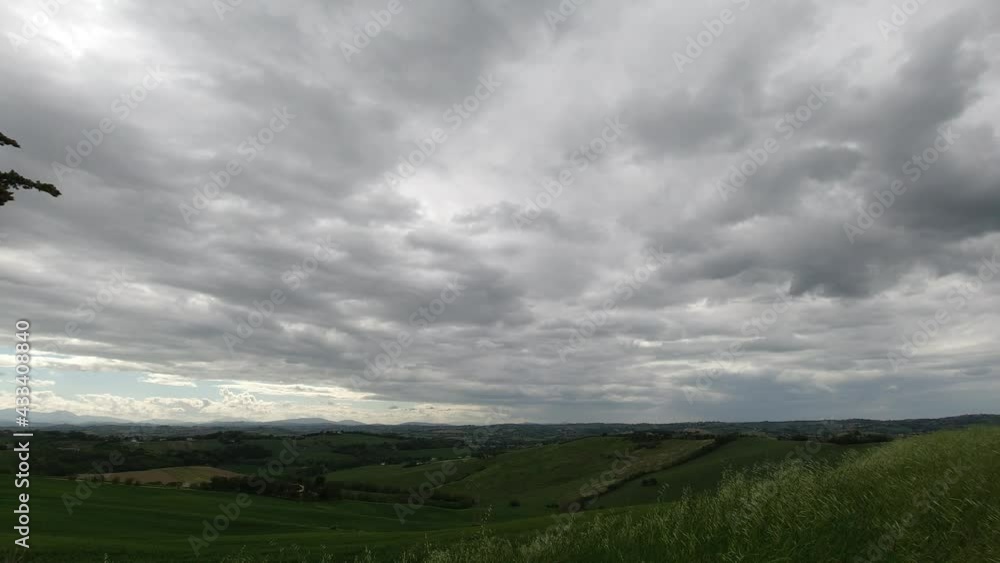 timelaspe campagna e nuvole in 4k timelaspe campagna e nuvole in 4k