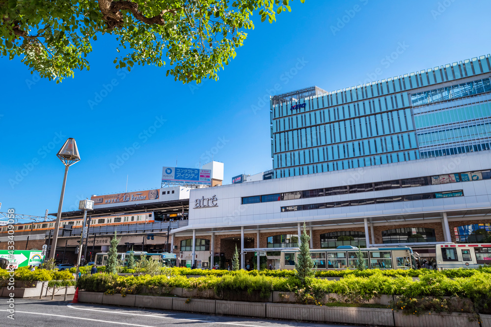 JR「吉祥寺」駅北口の風景 / バスターミナルとキラリナのビルディング Stock Photo | Adobe Stock
