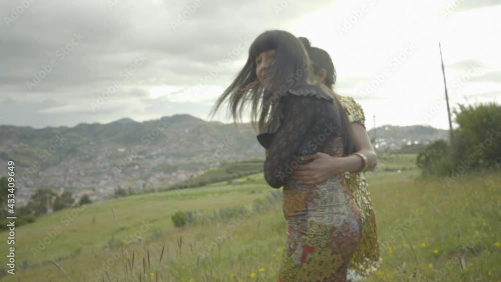 Mujeres transgénero se abrazan entre risas y disfrutan del paisaje en Cusco 