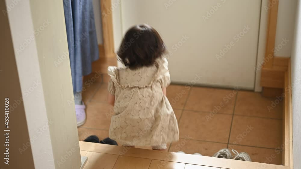 玄関で靴を履く赤ちゃん 玄関で靴を履く赤ちゃん