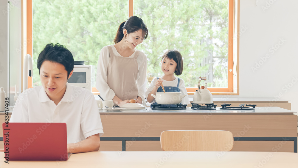 テレワーク 家で仕事をする男性 テレワーク 家で仕事をする男性