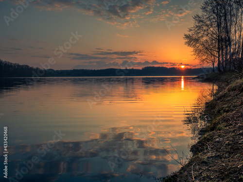 Wschód słońca nad jeziorem © Jakub