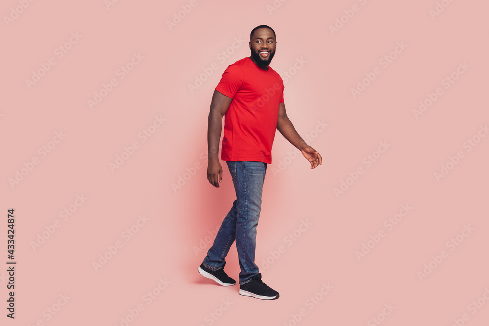Fototapeta premium Afro american guy go empty space pink color background