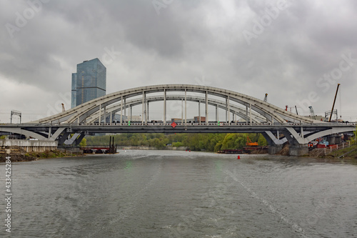 Fototapeta Naklejka Na Ścianę i Meble -  Transport bridge over the Moskva River in the russian capital on a cloudy day. Moscow, Russia