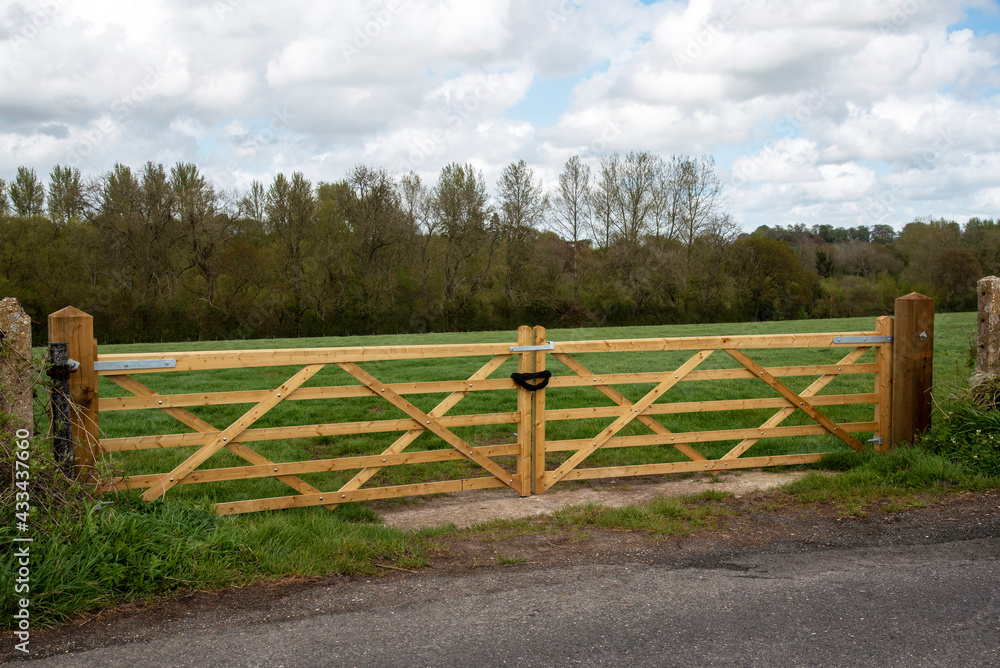 Hampshire, England, UK. 2021. Double five bar gates locked and securing a farmers field in Hampshire countryside, England, UK
