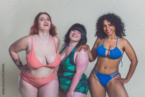 Tablou pe pânză Plus size women making party at the pool