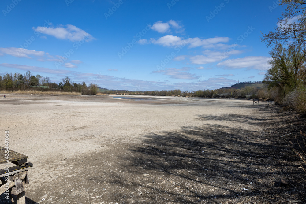 Fototapeta premium abgelassener See mit toller Natur