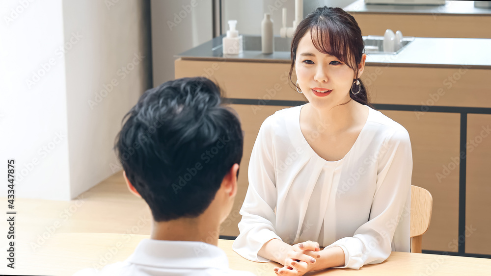 Fototapeta premium 会話するカップル