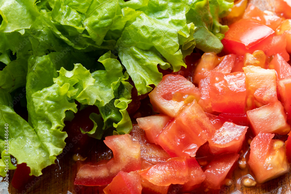 SALADA SIMPLES DE ALFACE COM TOMATE PICADO. SALADA SIMPLES DE ALFACE COM TOMATE PICADO.
