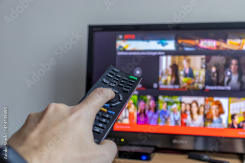 Ligando televisão com controle remoto.