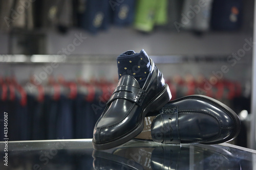 Scarpe da uomo classiche in pelle di colore nero con calzini all'interno © Vincenzo VAD