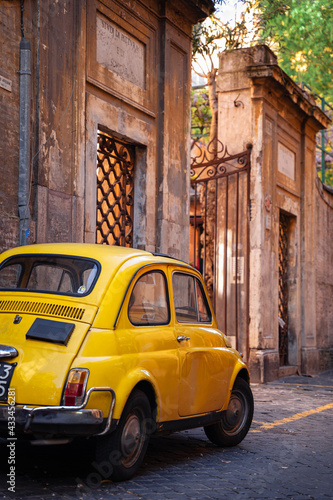 Fototapeta Naklejka Na Ścianę i Meble -  City centre road in Rome