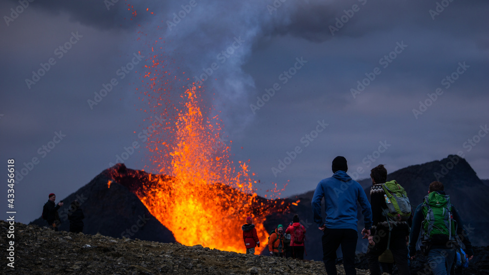 Obraz premium Volcanic eruption in Mt Fagradalsfjall, Southwest Iceland. The eruption began in March 2021, only about 30 km away from the capital of Reykjavik.