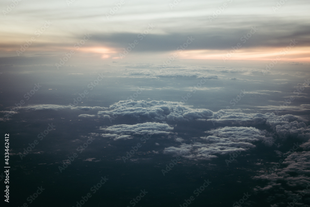 Wolkenlandschaft aus Flugzeugcockpit Wolkenlandschaft aus Flugzeugcockpit