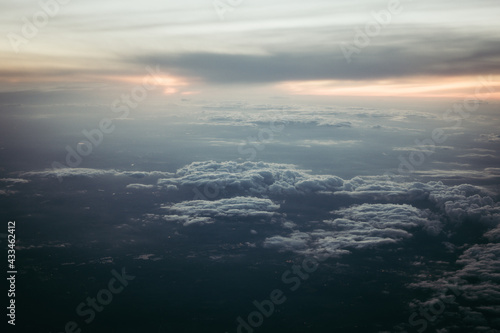 Wolkenlandschaft aus Flugzeugcockpit