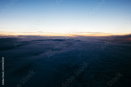 Wolkenlandschaft aus Flugzeug Cockpit