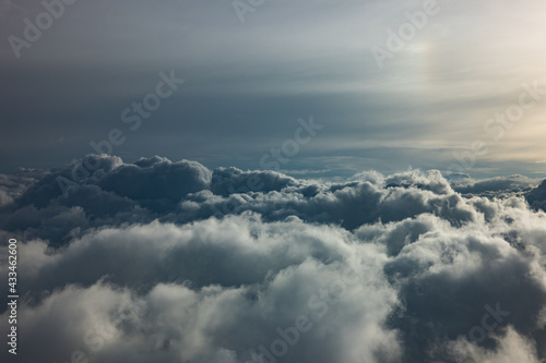 Wolkenlandschaft aus Flugzeug Cockpit © romanb321