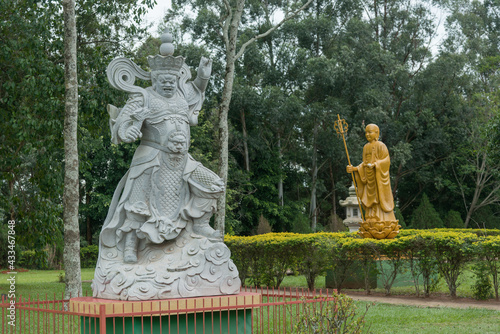 Templo budista Chen Tien em Foz do Igua  u    um forte ponto tur  stico da regi  o  Paran    Brasil  