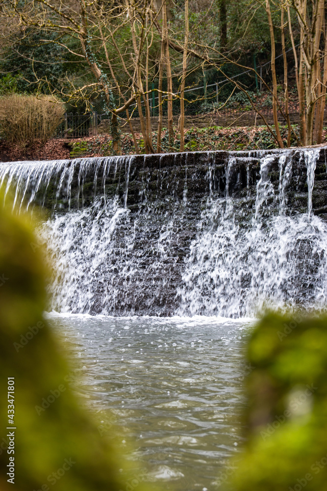 Obraz premium A waterfall in Bristol, Snuff Mills Park