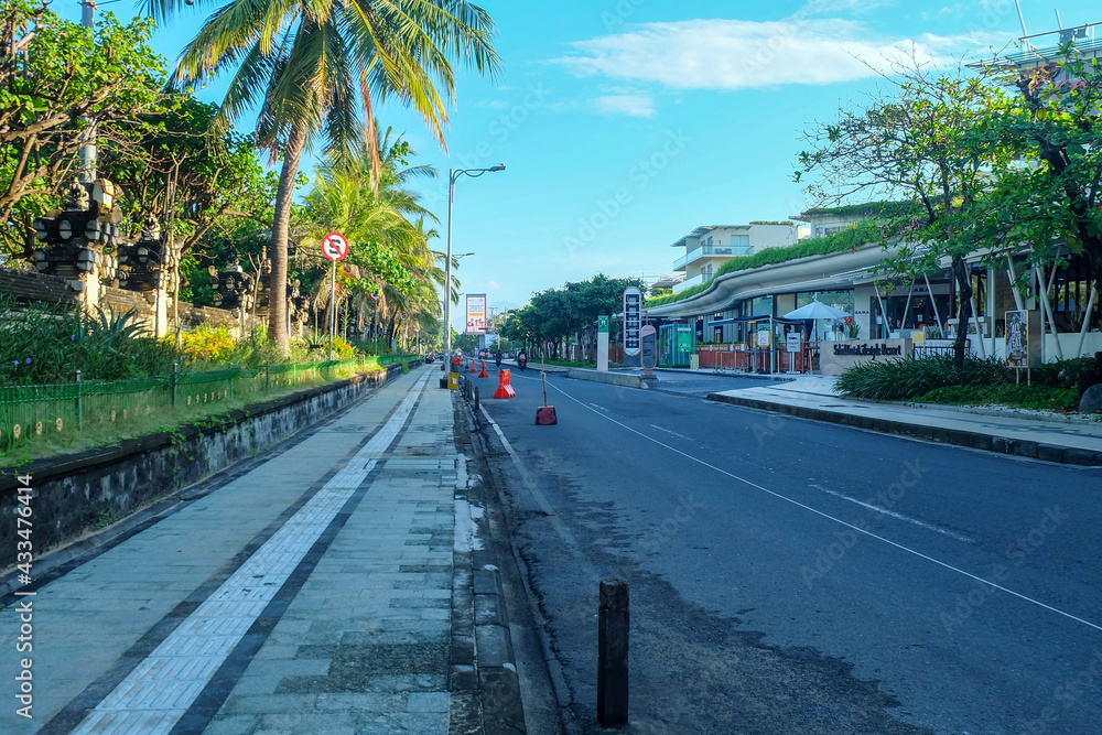 Obraz premium Kuta, Bali, Indonesia (2 May 2021): Quiet condition on business area near Kuta Beach, Bali. Illustration of tourism in Bali