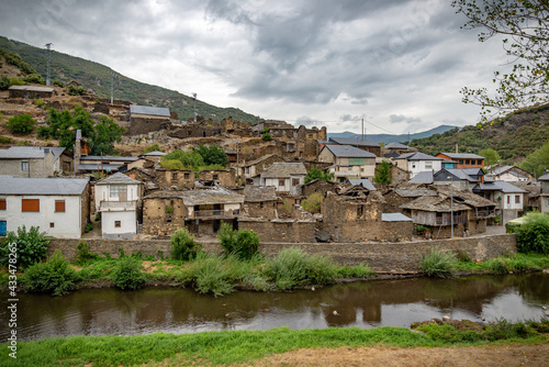 pueblo de la montaña muy antiguo con tejados de pizarra