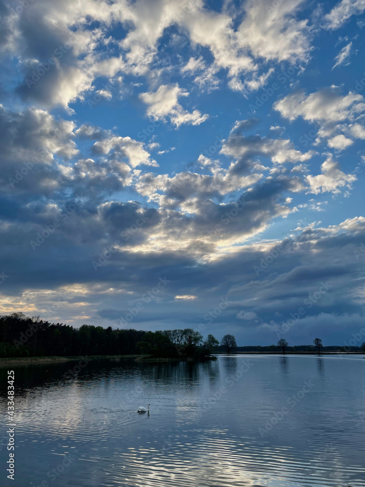 Pochmurne niebo nad jeziorem