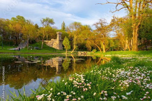 Fotografía Photo taken in Nicolae Romanescu Park from Craiova, Romania at sunset
