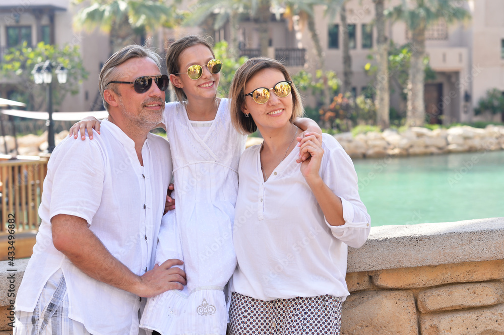 Obraz premium happy family posing in city