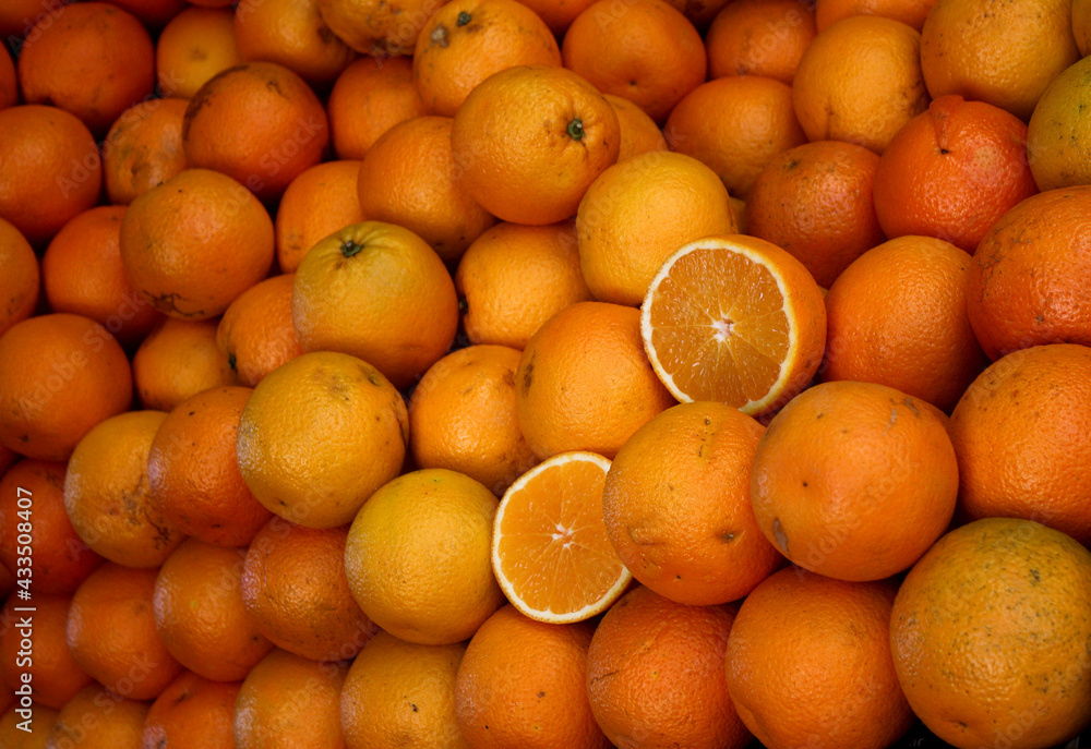 Naranjas-Toronjas juntas con una cortada a la mitad