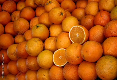 Naranjas-Toronjas juntas con una cortada a la mitad