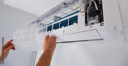 Tableau sur toile Air conditioner repair and maintenance