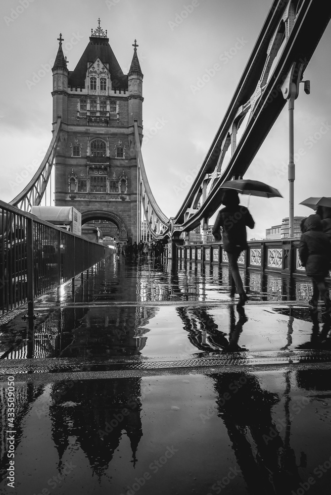 Obraz premium tower bridge a Londra, durante la pioggia
