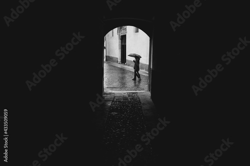 sagome silhouette durante la pioggia  photo