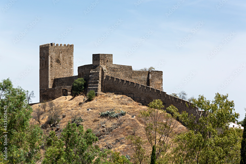 Paisaje de Mértola con su castillo, Portugal.