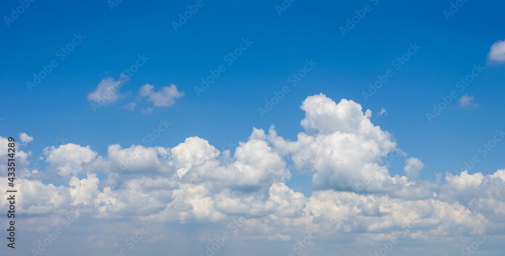 Naklejka premium blue sky background with clouds, summer day