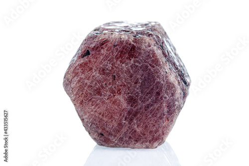 Foto macro mineral stone ruby on a white background