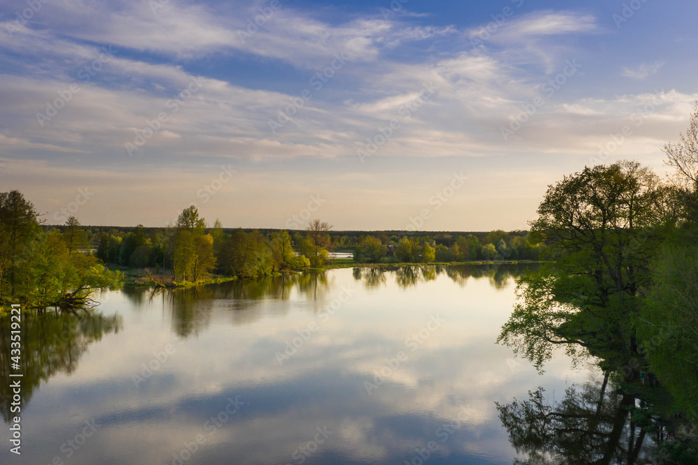 Rzeka Bóbr w okolicach miasta Żagań. - obrazy, fototapety, plakaty 