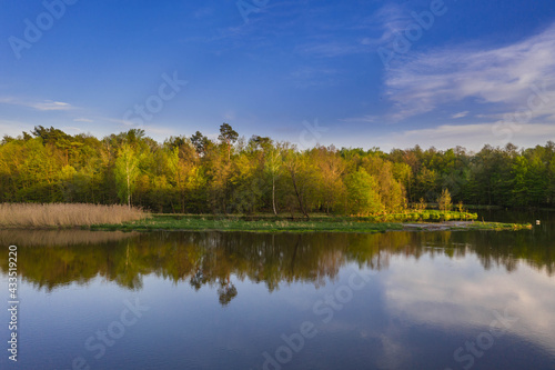 Rzeka Bóbr w okolicach miasta Żagań. © boguslavus