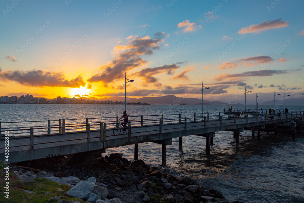 Pôr do sol e o trapiche da cidade de Florianopolis, Florianópolis, Santa Catarina, Brasil