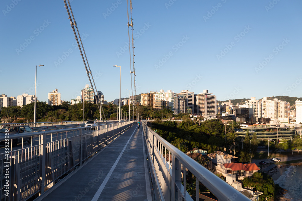 ciclovia e caminho para os pedestres da Ponte Hercílio Luz, Florianópolis, Santa Catarina, Brasil, Florianopolis