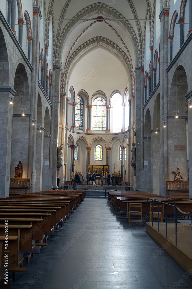 Innenansicht der romanischen Basilika St. Kunibert  - Interior view of the Romanesque Basilica of St. Kunibert