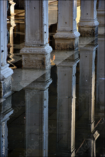 Billede på lærred Vertical shot of ancient colonnades reflected on the ground