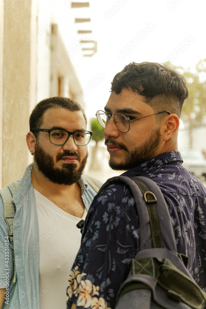Retrato de espaldas a joven gay con su novio en la calle Retrato de espaldas a joven gay con su novio en la calle