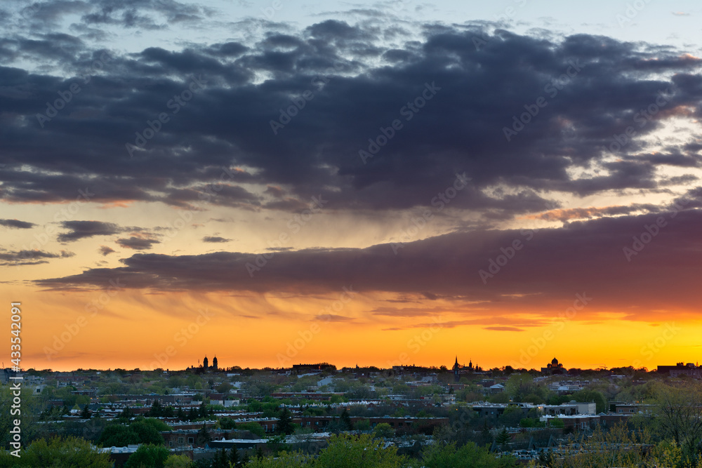 Naklejka premium multitude of colors in the skies of montreal and its beautiful buildings