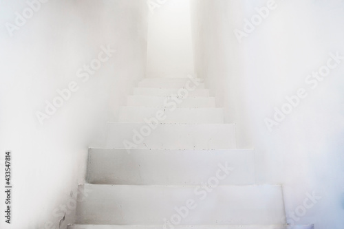 下から見上げた、白い壁と白い階段