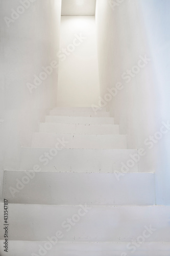下から見上げた、白い壁と白い階段 © chikala