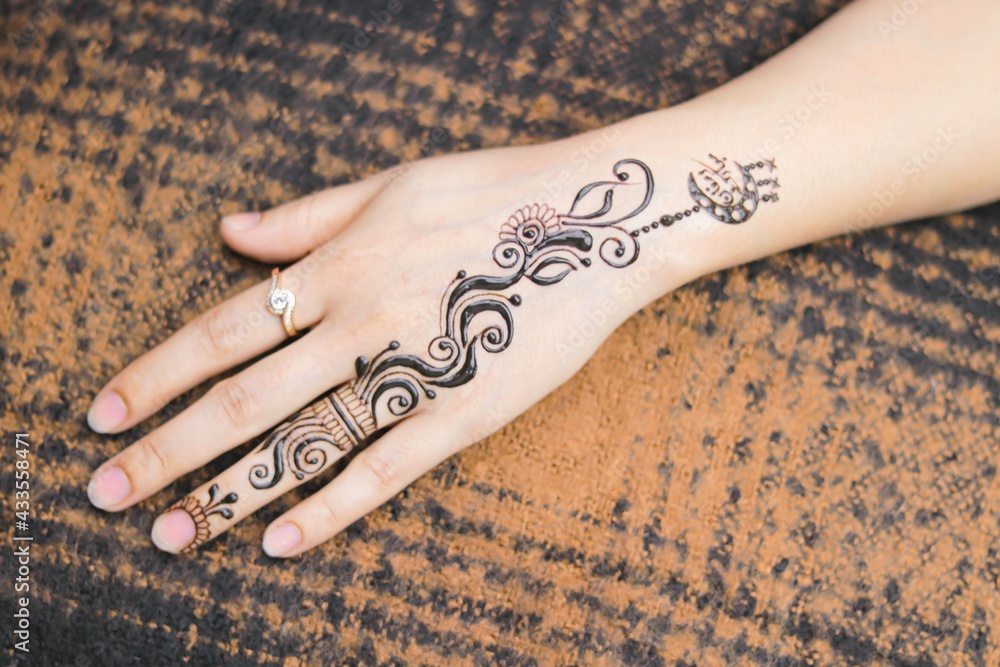 surfen Zoeken pik Henna tattoo on hand design Stock Photo | Adobe Stock